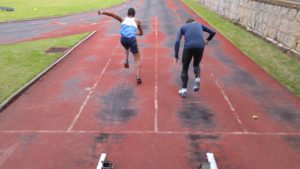 Douglas e o Ferrari treinando saída de bloco da pista do Cefid. A foto foi tirada de trás dos blocos, o que gerou uma excelente imagem dos dois alguns passos depois da saída. 