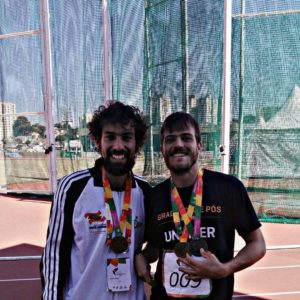 Na foto eu e do Ferrari na pista do Centro Paralimpico do CPB, nos jogos Paralímpicos Universtários