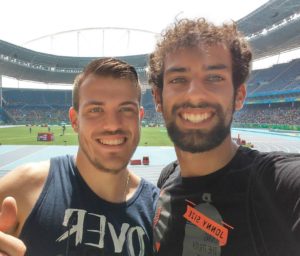 Na foto eu e Ferrari na pista de atletismo nos Jogos Paralímpicos do Rio como espectadores.