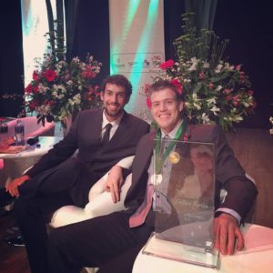 Na foto eu e Lucas Ferari de terno, sentados, com o Troféu Guga Kuerten que o Ferrari ganhou na categoria de melhor atleta Paralímpico do ano de Santa Catarina em 2015