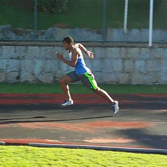 Foto do Douglas correndo na pista do CEFID/UDESC